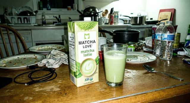 Foto produk biasa hasil fotohp di meja dapur yang berantakan